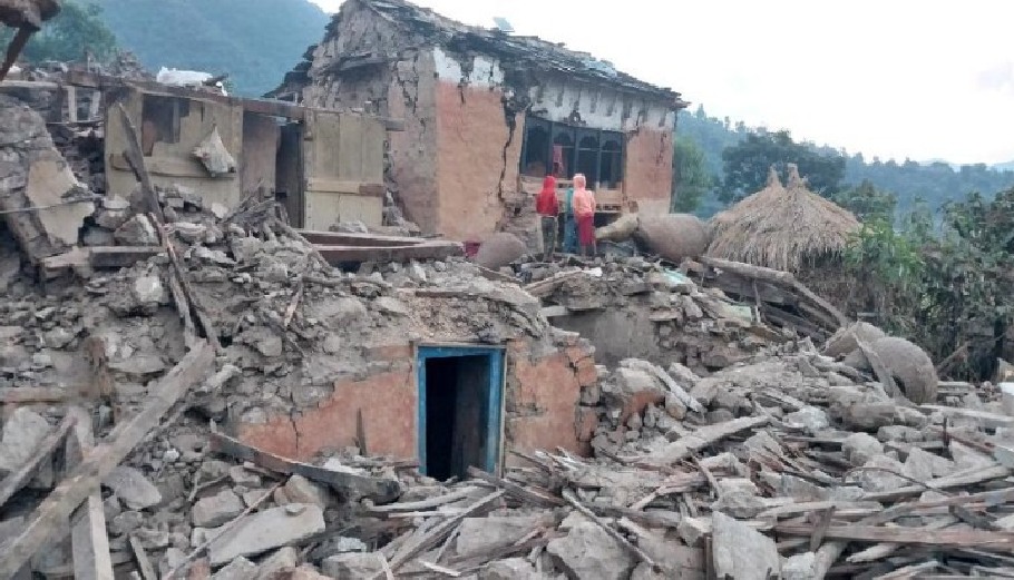Κατεστραμμένα σπίτια από σεισμό στο Νεπάλ © ΑΠΕ
