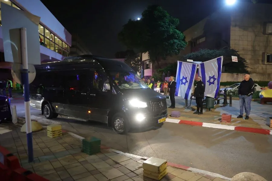 Όχημα που μετέφερε ομήρους που κρατούνται από τη Χαμάς στη Γάζα φτάνει στο Ιατρικό Κέντρο Sheba στη συνοικία Tel HaShomer στο Ramat Gan, Ισραήλ, @EPA, ABIR SULTAN
