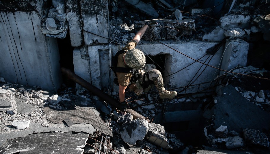 Ουκρανός στρατιώτης στο Ντονέτσκ © EPA/OLEG PETRASYUK