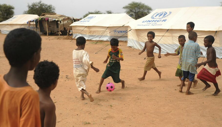 Παιδιά στο Μάλι © EPA/HELMUT FOHRINGER