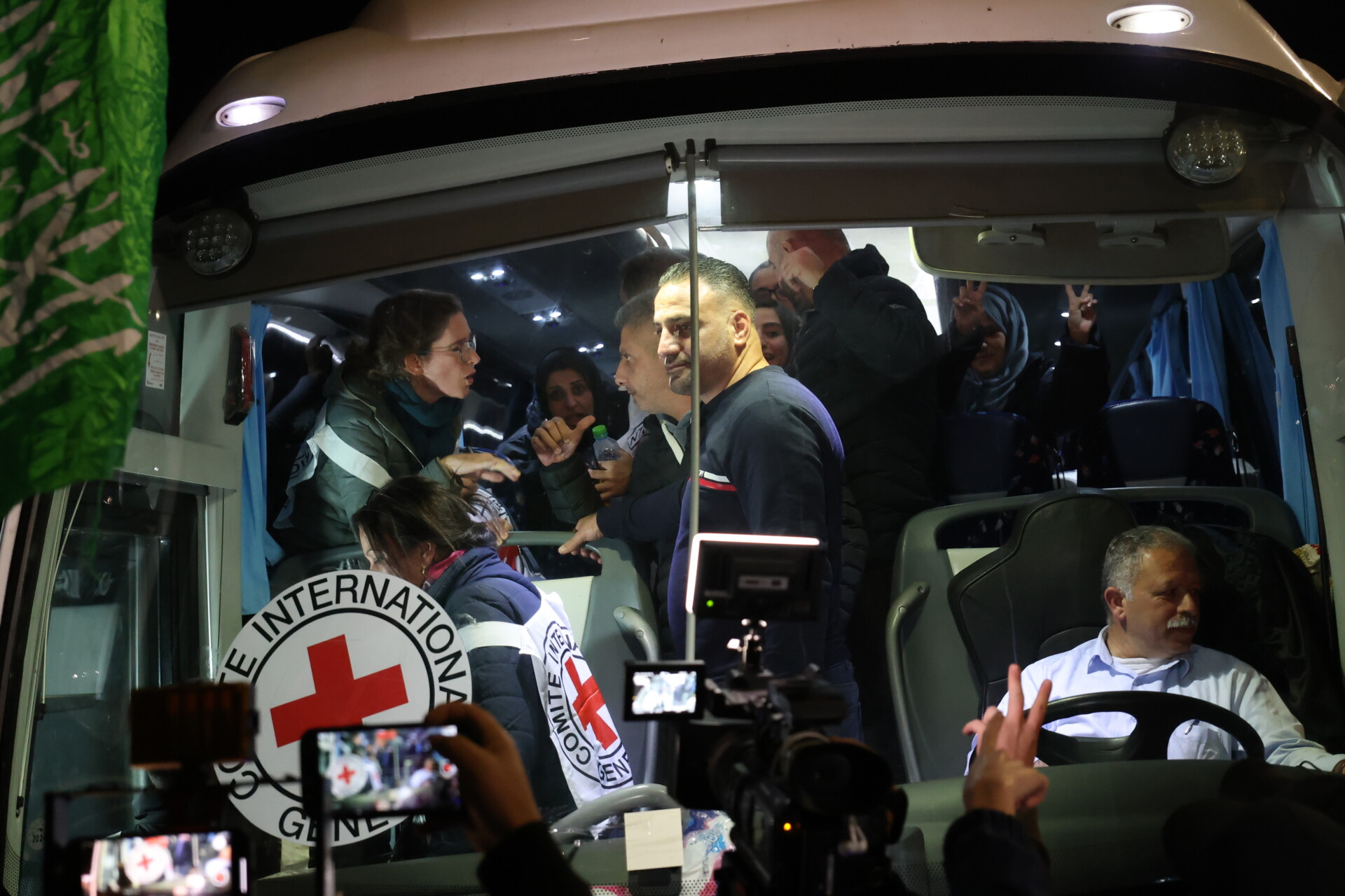 Παλαιστίνιοι κρατούμενοι που απελευθερώθηκαν από το Ισραήλ © EPA/ALAA BADARNEH