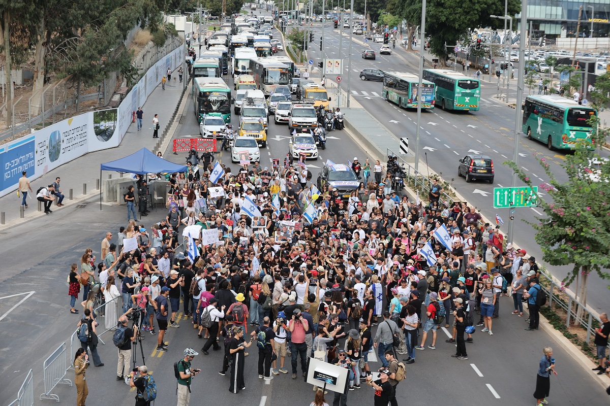 Συγγενείς ομήρων πραγματοποιούν πορεία από το Τελ ΑΒίβ στην ιερουσαλήμ © EPA/ABIR SULTAN