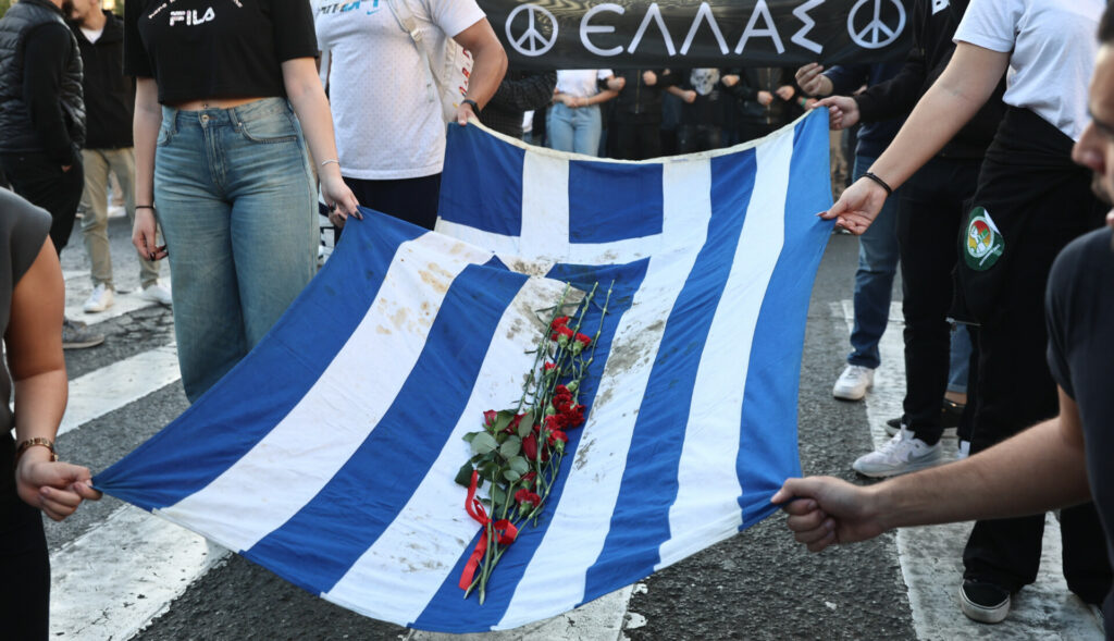 Πολυτεχνείο 2023: Στο Σύνταγμα η αιματοβαμμένη σημαία