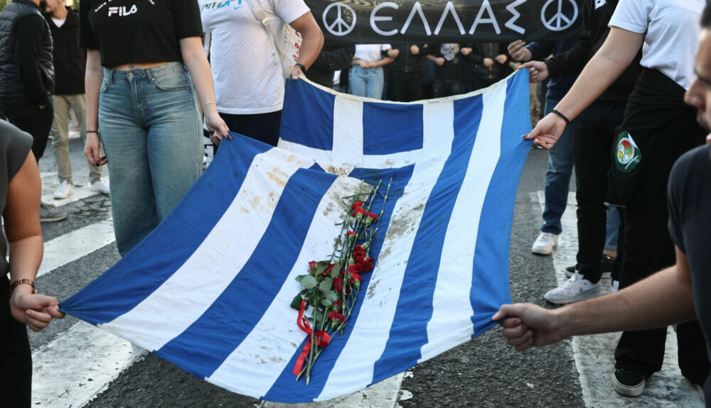 Στο Σύνταγμα έφτασε η αιματοβαμμένη σημαία του Πολυτεχνείου © InTime