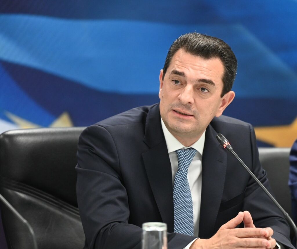Σκρέκας: Πρόστιμα 619.512 ευρώ σε 3 εταιρείες σχολικών ειδών