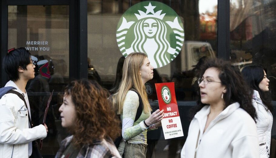 Απεργία εργαζομένων στα Starbucks των ΗΠΑ © EPA/JUSTIN LANE