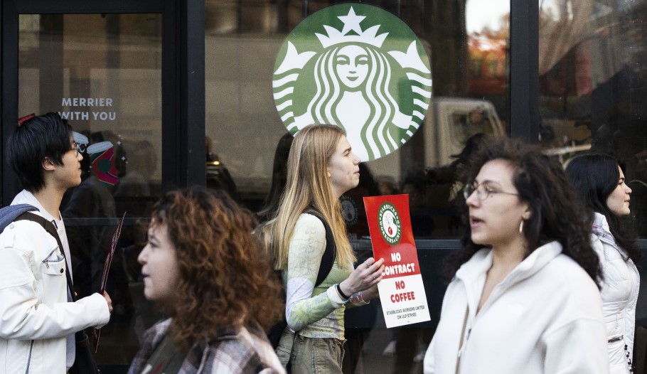 Starbucks: Συνεχίζει τις διαπραγματεύσεις για συμβάσεις το 2024