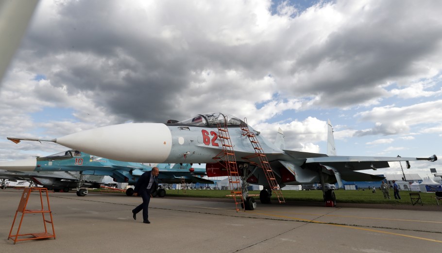Ρωσικό μαχητικό Sukhoi Su-35 © EPA/MAXIM SHIPENKOV