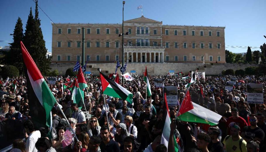 Συλλαλητήριο και συναυλία αλληλεγγύης στον παλαιστινιακό λαό από σωματεία και φορείς στην Αθήνα © EUROKINISS / ΒΑΣΙΛΗΣ ΡΕΜΠΑΠΗΣ