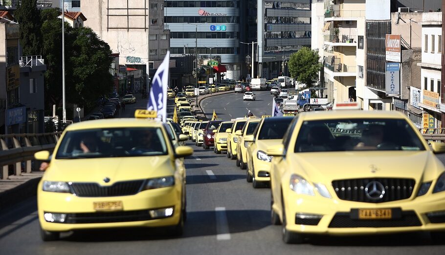 Πορεία διαμαρτυρίας από τη Λεωφόρο Αθηνών προς το υπουργείο Οικονομικών και το υπουργείο Μεταφορών μετά από απόφαση του Συνδικάτου Αυτοκινητιστών Ταξί Αθήνας που διαμαρτύρονται για τις αλλαγές που προβλέπει το φορολογικό νομοσχέδιο @eurokinissi