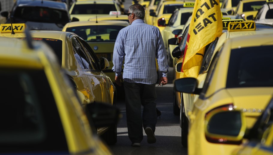 Σε απεργία οι οδηγοί ταξί στην Αθήνα © ΑΠΕ-ΜΠΕ/ΓΙΩΡΓΟΣ ΒΙΤΣΑΡΑΣ