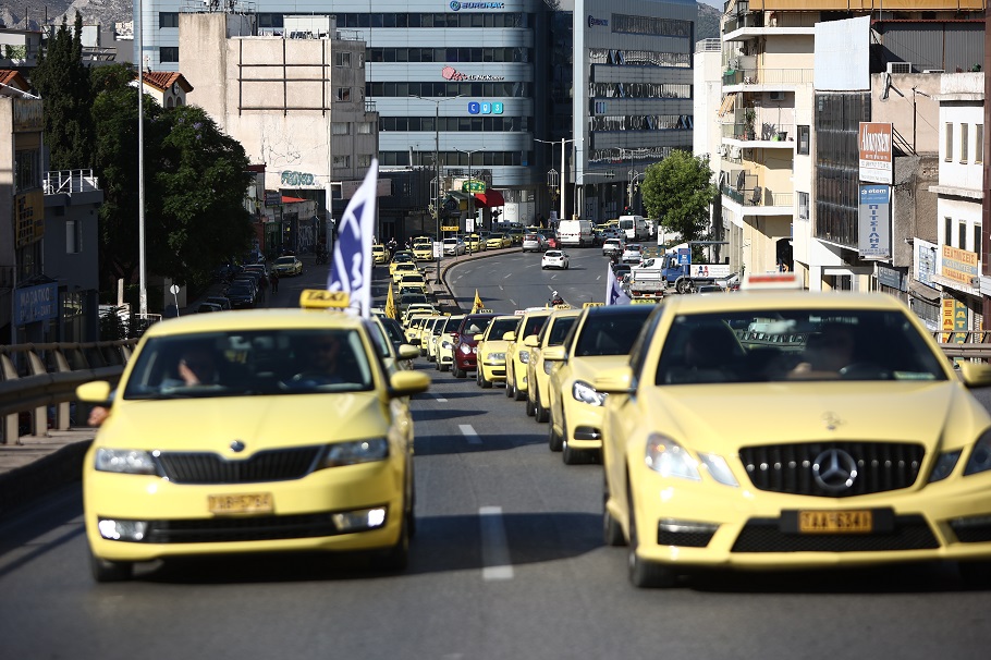 Πορεία διαμαρτυρίας από τη Λεωφόρο Αθηνών προς το υπουργείο Οικονομικών και το υπουργείο Μεταφορών μετά από απόφαση του Συνδικάτου Αυτοκινητιστών Ταξί Αθήνας που διαμαρτύρονται για τις αλλαγές που προβλέπει το φορολογικό νομοσχέδιο @eurokinissi