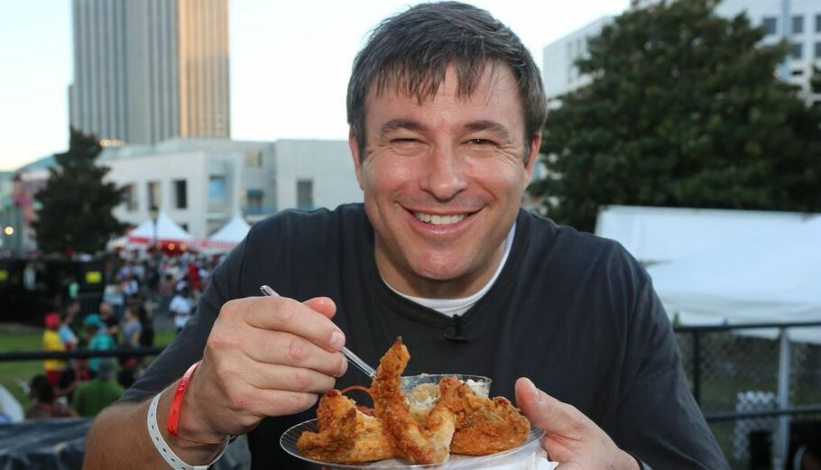 Ο Τοντ Γκρέιβς, είναι Αμερικανός επιχειρηματίας και ιδρυτής της Raising Cane's Chicken Fingers, μιας εταιρείας εστιατορίων γρήγορου φαγητού που ειδικεύεται στα τηγανητά γεύματα με δάχτυλα κοτόπουλου@facebook.com/1LVToddGraves/