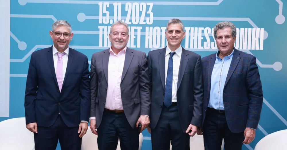 Από αριστερά: Ευάγγελος Αγγελόπουλος, CEO, Fuelics - Θεόδωρος Παπαδόπουλος, Δήμαρχος Θέρμης - Αναστάσιος Γιόβας, Senior Account & BD Manager της Vantage Towers και Στυλιανός Αποστόλου, Αντιδήμαρχος Παιδείας, Δια Βίου Μάθησης, Πολιτισμού, Νέας Γενιάς και Κοινωνικής Προστασίας του Δήμου Θέρμης στην ημερίδα «Be Connected, Grow Smart - Elevate your Business» © ΔΤ