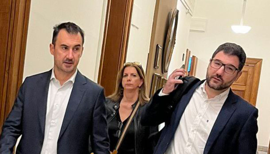 Οι κ.κ. Χαρίτσης και Ηλιόπουλος εισέρχονται στο γραφείο του Προέδρου της Βουλής Κ. Τασούλα © Parapolitika.gr