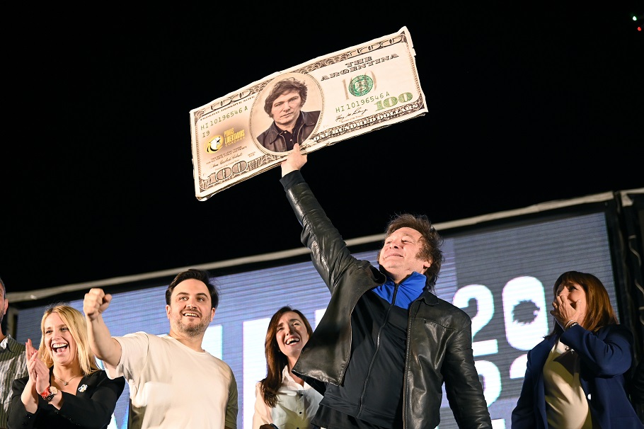 Ο υποψήφιος πρόεδρος της Αργεντινής Χαβιέρ Μιλέι σηκώνει ένα εικονικό χαρτονόμισμα δολαρίου με την απεικόνισή του, καθώς μιλάει κατά τη διάρκεια της τελικής προεκλογικής εκδήλωσης για τον δεύτερο γύρο των εκλογών, στην Κόρδοβα της Αργεντινής@EPA/Ariel Alejandro Carreras