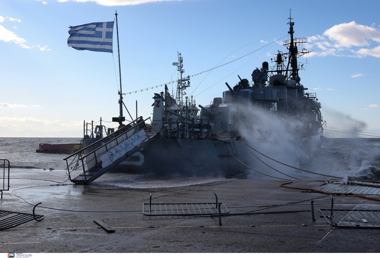 Θεσσαλονίκη: Επιχείρηση στο Βέλος για τη ζημιά στην πρύμνη