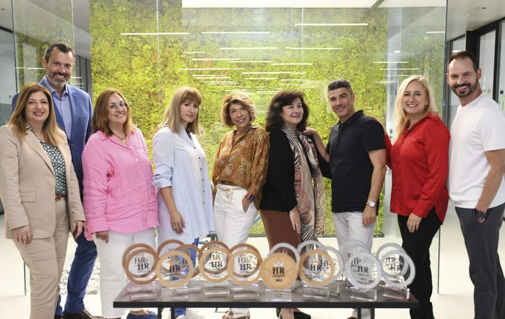Η HR Team of the year (από αριστερά προς τα δεξιά): Νταίζη Θεοδώρου, Director People Development & Culture Ομίλου ΟΤΕ, Νίκος Μπιλάλης, Executive Director - HR Business, Partner Technology, IT & Corporate Functions and Labor Relations Ομίλου ΟΤΕ, Μαρία Κολοβού, HR Business Partner IT, Business Security & Continuity και Επικεφαλής ΟSH Ομίλου ΟΤΕ, Δήμητρα Δημοπούλου, HR Business Partner Εμπορικών Δραστηριοτήτων Σ&Κ, Έλενα Παπαδοπούλου, Chief Officer Ανθρωπίνου Δυναμικού Ομίλου ΟΤΕ, Ελένη Σταυροπούλου, Executive Director Οργάνωσης, Συστημάτων Αμοιβών & HR Controlling Ομίλου ΟΤΕ, Χάρης Θωμόπουλος, HR Business Partner CTS, Άννα Ματαθία, Director Digital HRM & Labor Law Issues Ομίλου ΟΤΕ, Παναγιώτης Τσιαντούλας, HR Business Partner COSMOTE e-Value © Όμιλος ΟΤΕ