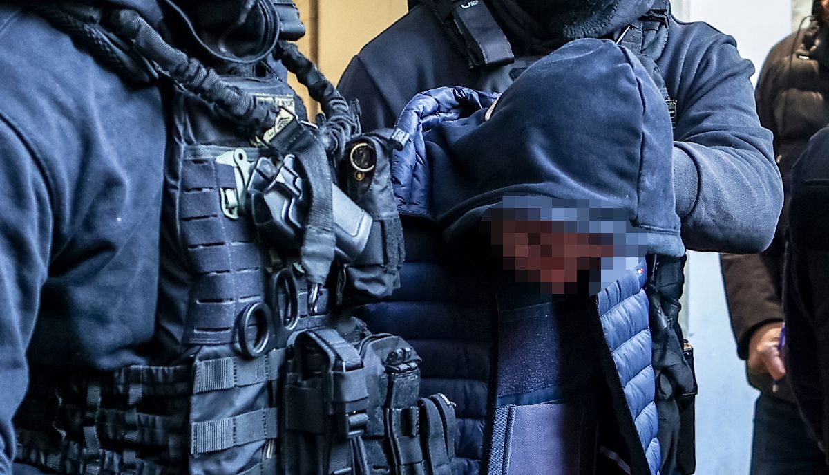 O 18χρονος κατηγορούμενος για τη ναυτική φωτοβολίδα προς τον αστυνομικό στα επεισόδια έξω από το κλειστό γήπεδο «Μελίνα Μερκούρη» στο Ρέντη © Eurokinissi / ΒΑΣΙΛΗΣ ΡΕΜΠΑΠΗΣ