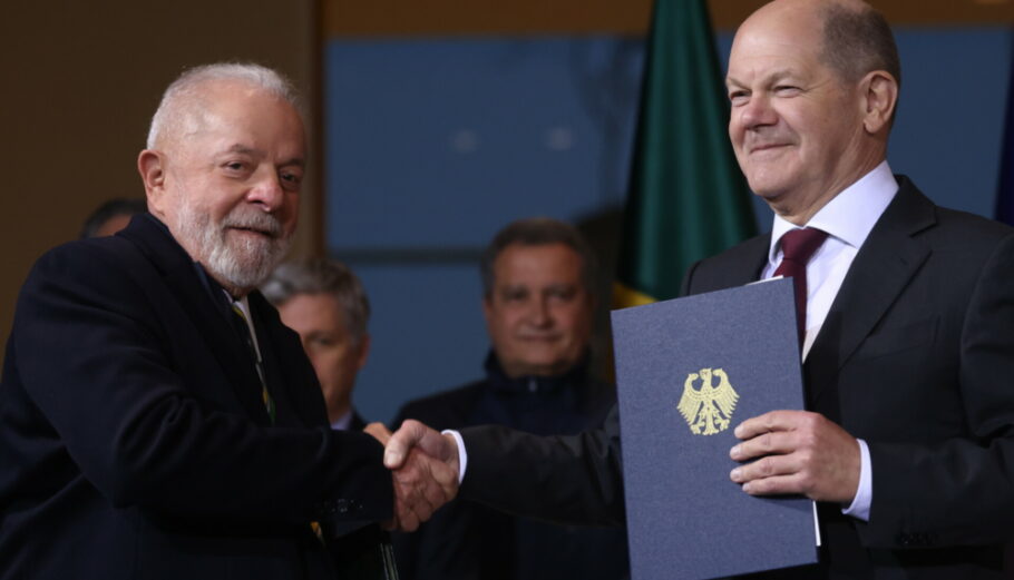 Ο καγκελάριος Όλαφ Σολτς και ο πρόεδρος της Βραζιλίας Λουίς Ινάσιο Λούλα ντα Σίλβα © EPA/CLEMENS BILAN