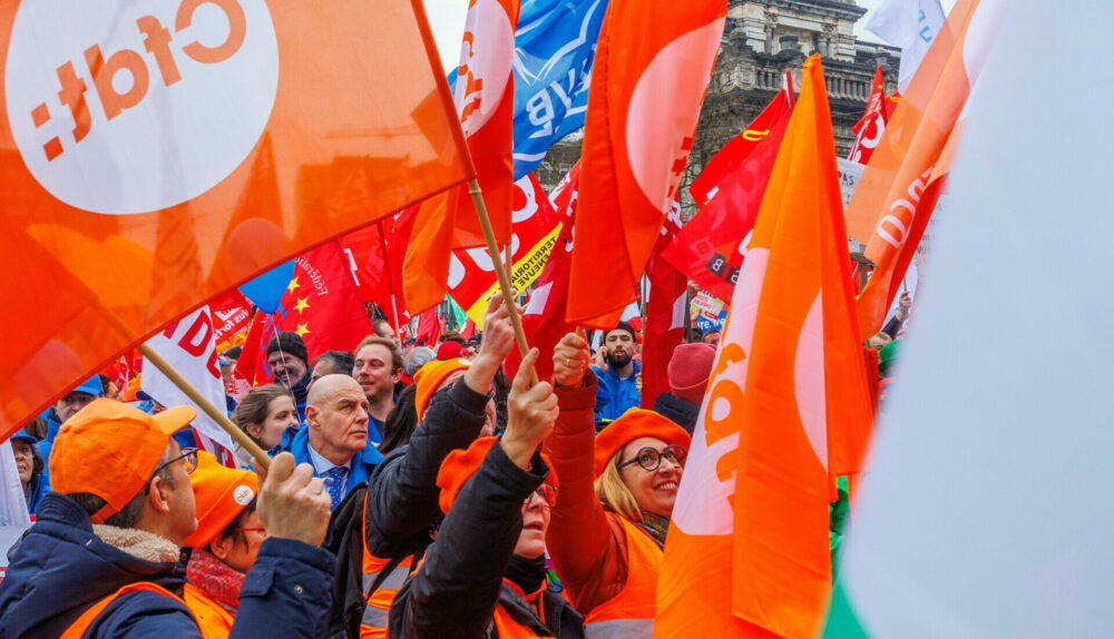 Περίπου πέντε χιλιάδες εργαζόμενοι διαδήλωσαν στις Βρυξέλλες κατά των μέτρων λιτότητας της ΕΕ © EPA/OLIVIER MATTHYS