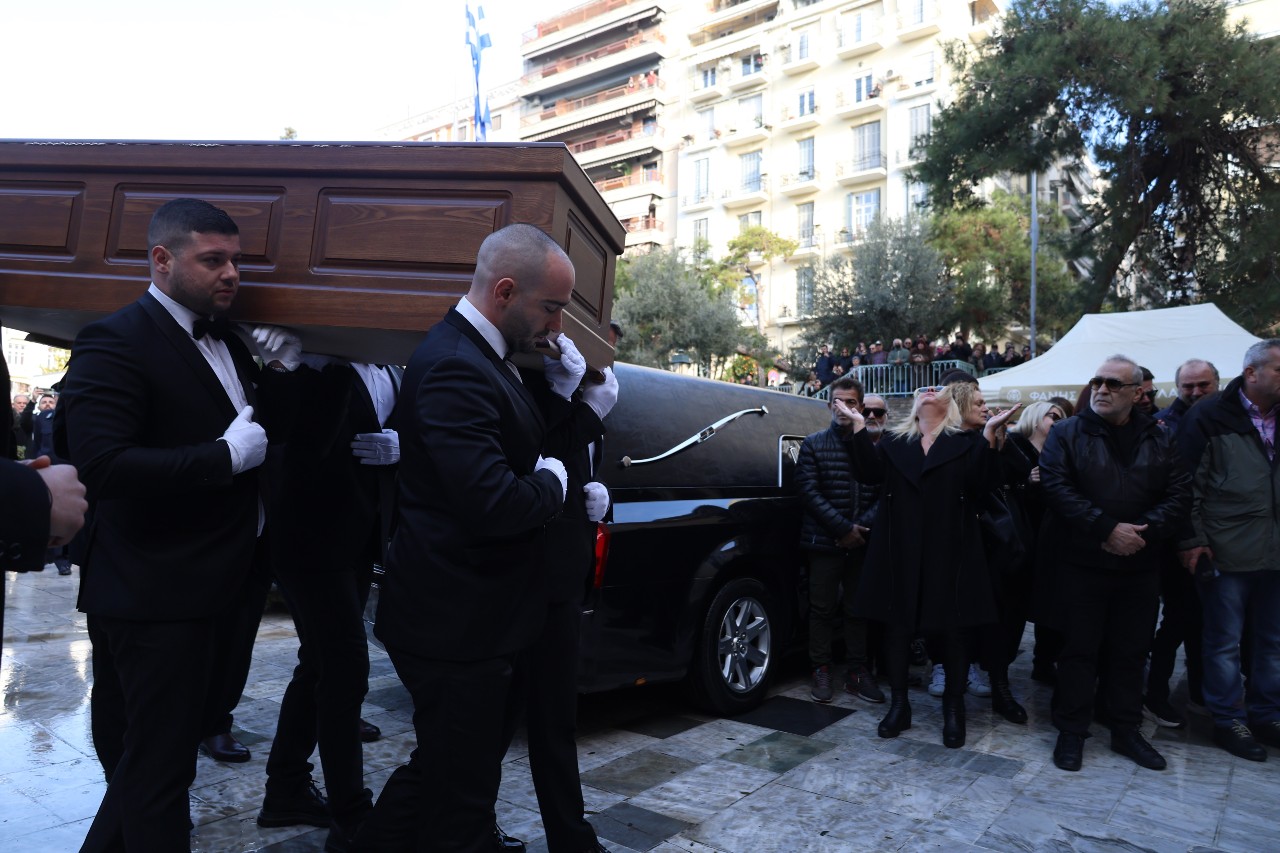 Θεσσαλονίκη: Πλήθος κόσμου αποχαιρετά τον Βασίλη Καρρά