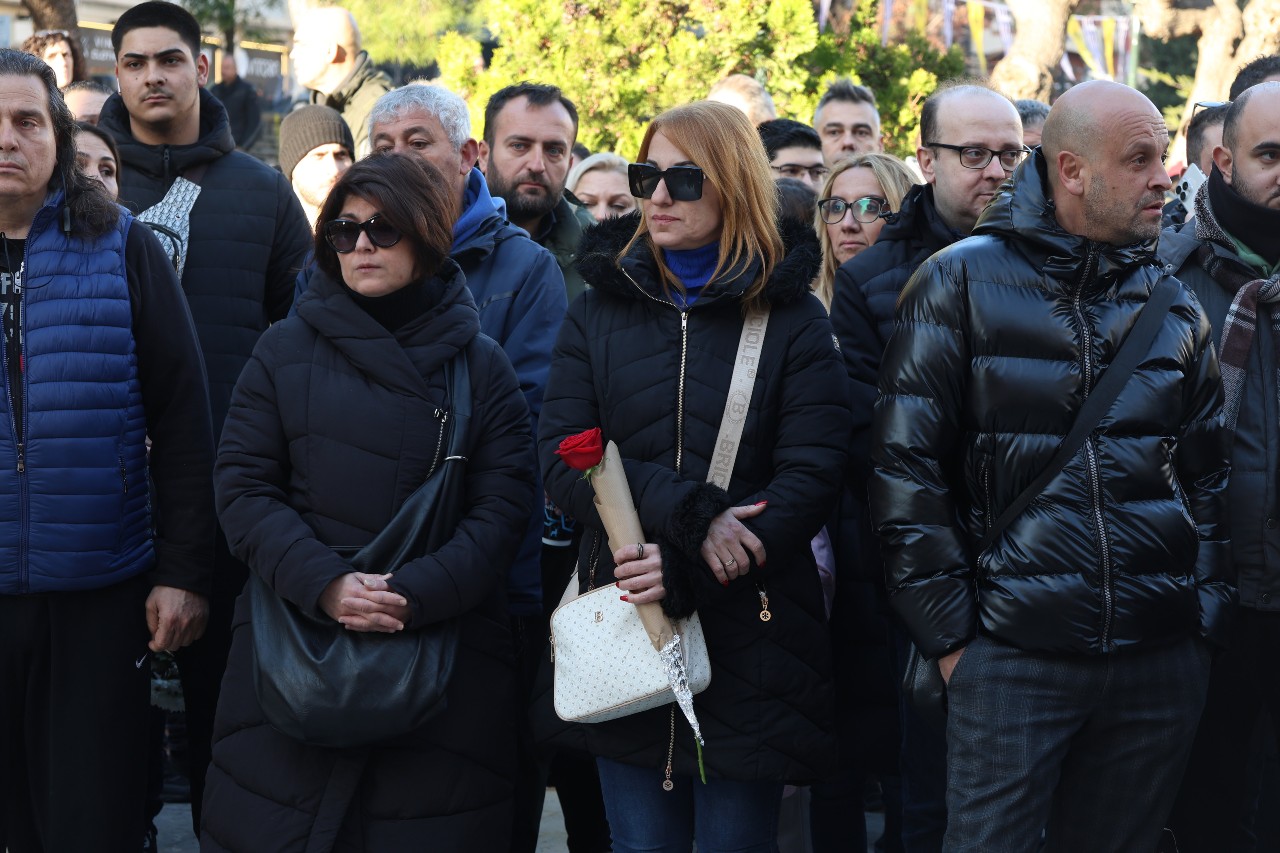 Θαυμαστές περιμένουν για να αποχαιρετήσουν τη σορό του μεγάλου λαϊκού τραγουδιστή Βασίλη Καρρά που τέθηκε σε λαϊκό προσκύνημα, στον Ιερό Ναό της του Θεού Σοφίας στη Θεσσαλονίκη, την Τρίτη 26 Δεκεμβρίου 2023.