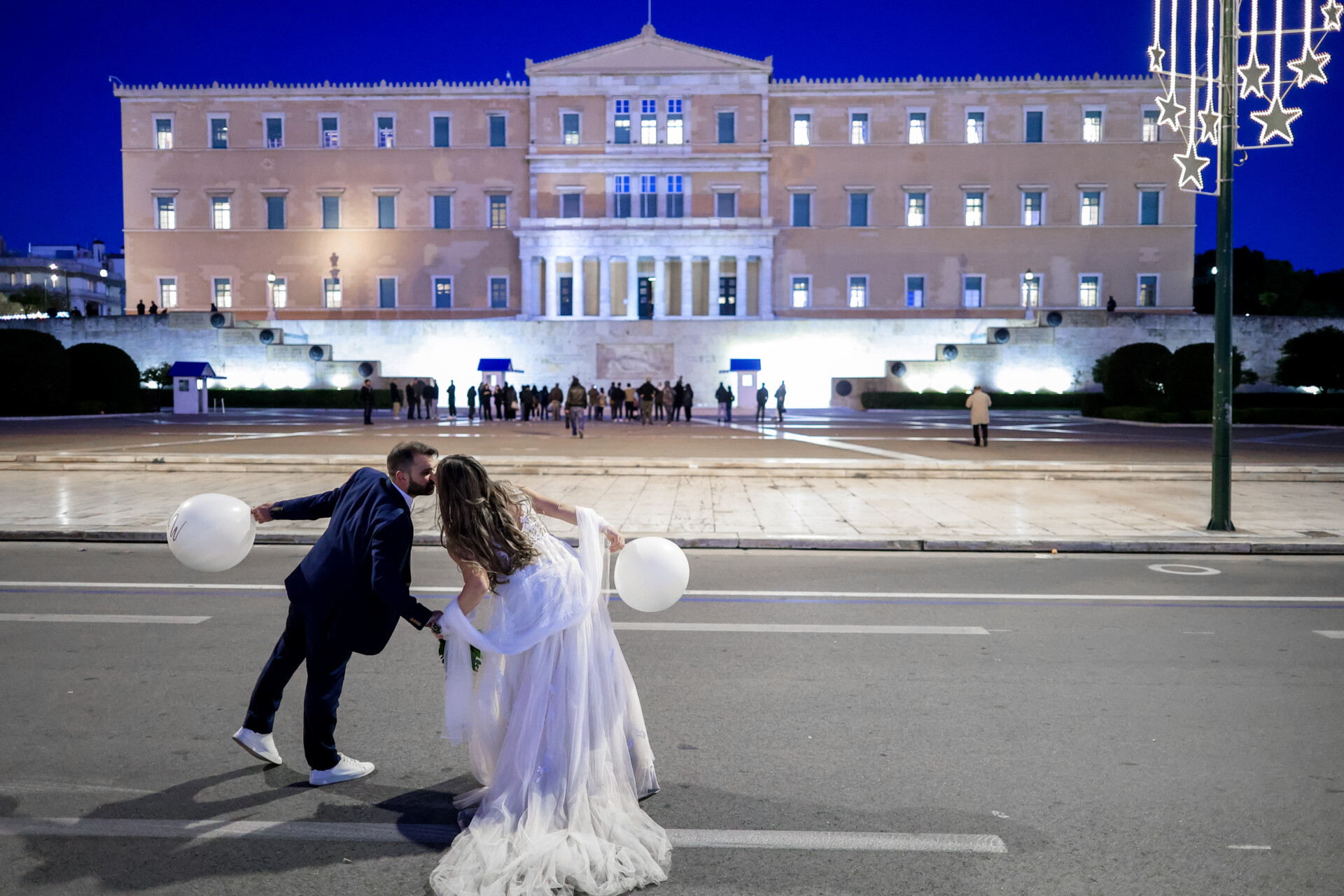 Viral η next day φωτογράφιση των νεόνυμφων στο Σύνταγμα