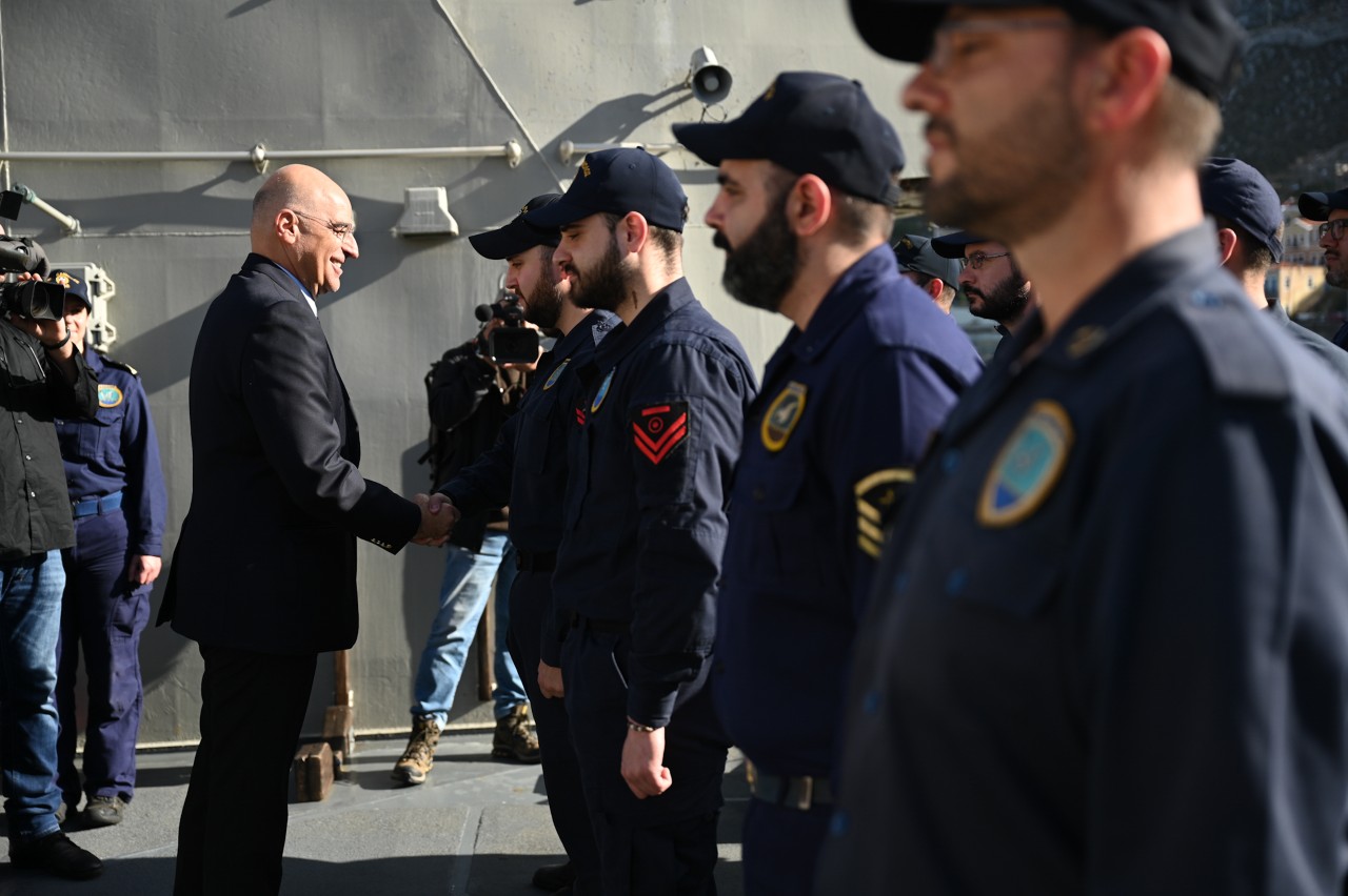 Στην τορπιλάκατο Δανιόλος στο λιμάνι της Σύμης ο Ν. Δένδιας