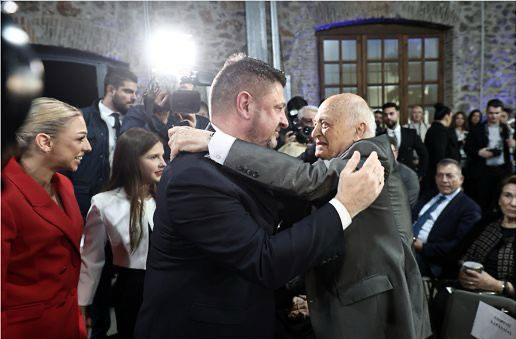 Ο Νίκος Χαρδαλιάς αγκαλιάζει τον πατέρα του μετά την ορκωμοσία του © ΙΝΤΙΜΕ