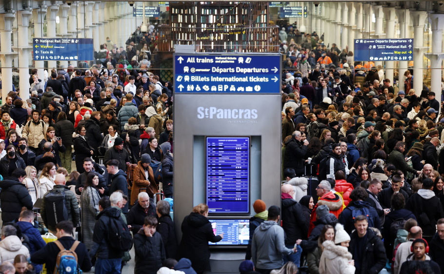 Επιβάτες στον τερματικό σταθμό του Eurostar στο Λονδίνο©EPA/ANDY RAIN