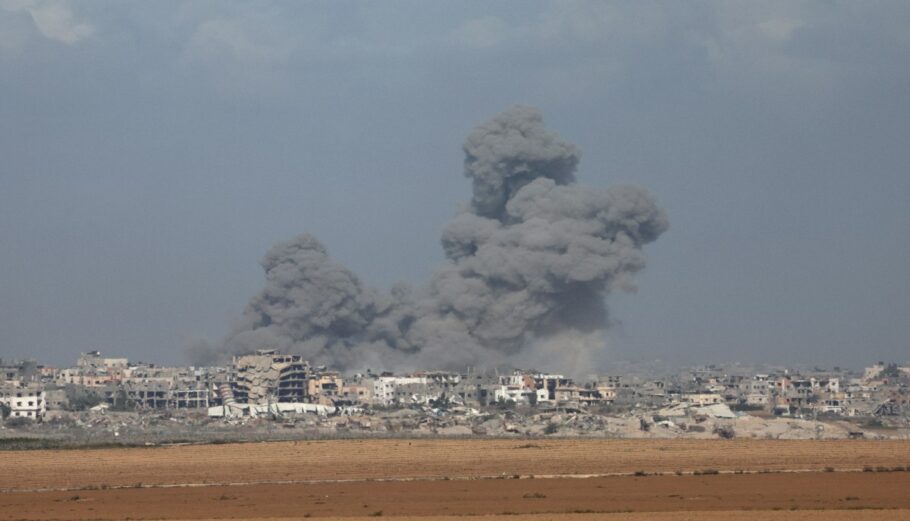 Ισραηλινά χτυπήματα στη Γάζα © EPA/ATEF SAFADI