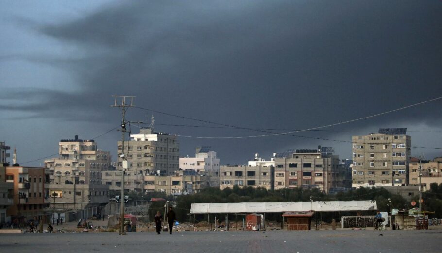 Ισραηλινές αεροπορικές επιδρομές πλήττουν τη νότια Λωρίδα της Γάζας © EPA/MOHAMMED SABER
