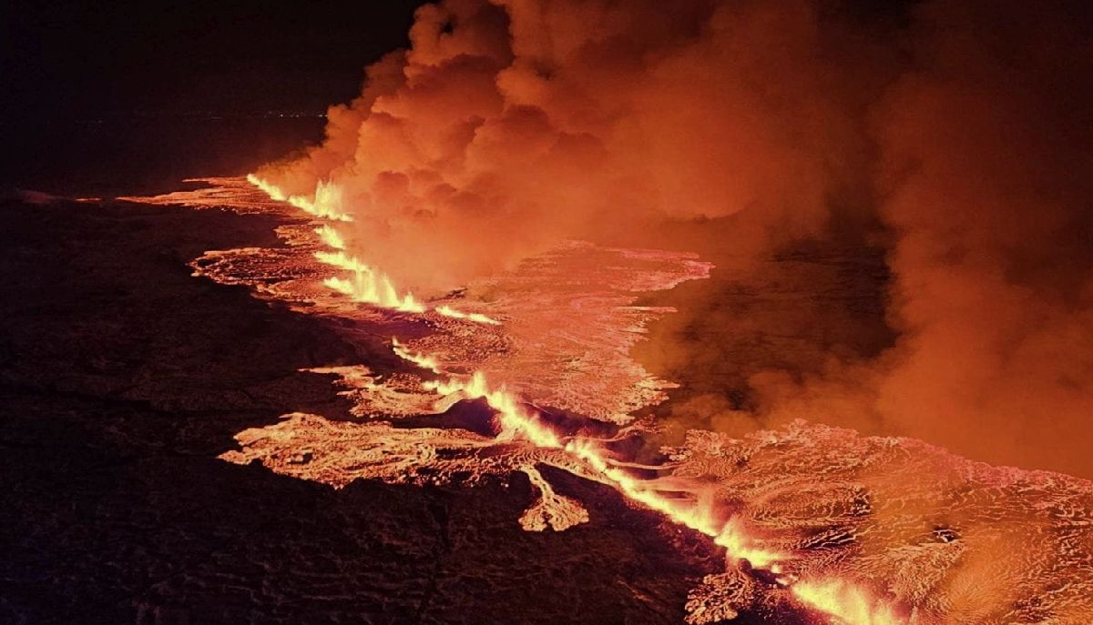 Το ηφαίστειο της Ισλανδίας εκρήγνυται κοντά στην πόλη Grindavik EPA/Iceland Civil Defense (almannavarnadeild)