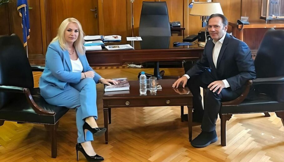 Η υφυπουργός Ανάπτυξης Άννα Μάνη, και ο πρόεδρος της Πανελλήνιας Ένωσης Φαρμακοβιομηχανίας, Θεόδωρος Τρύφων © ΑΠΕ ΜΠΕ