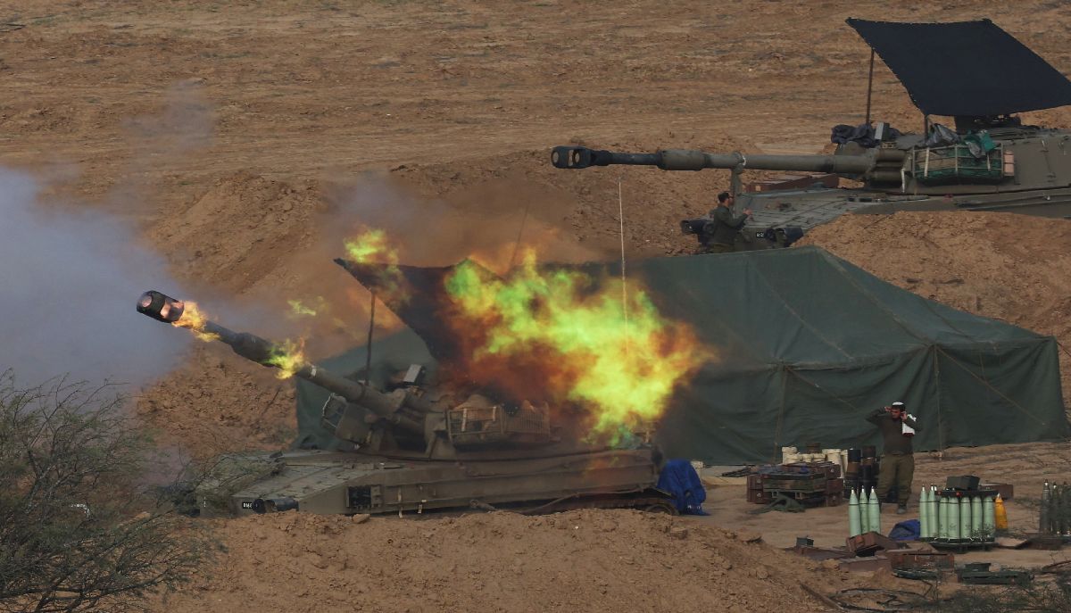 Ισραηλινές μονάδες πυροβολικού βομβαρδίζουν στόχους στη Λωρίδα της Γάζας © EPA/ATEF SAFADI