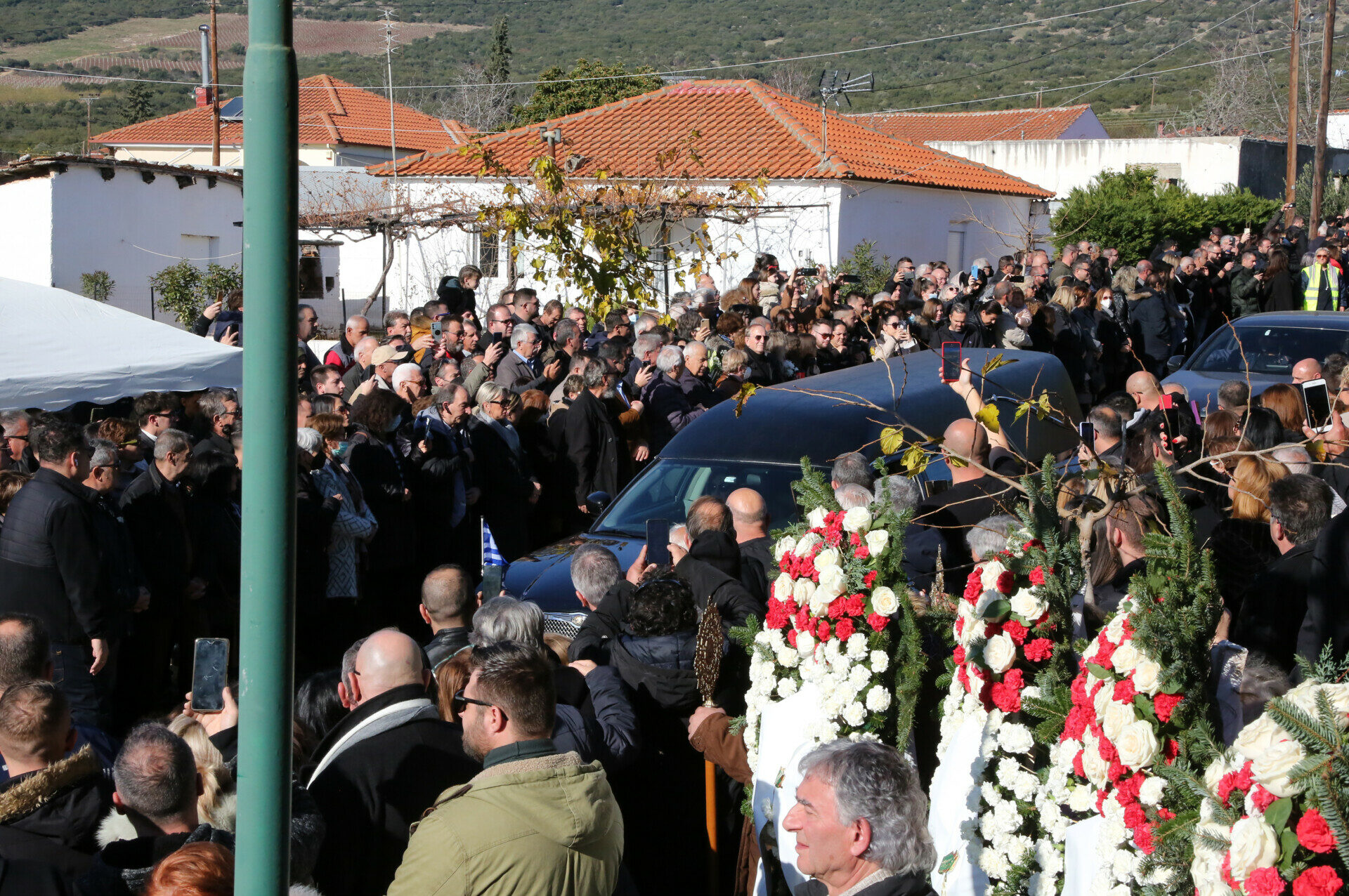 Στιγμιότυπο από την κηδεία του Βασίλη Καρρά © INTIME