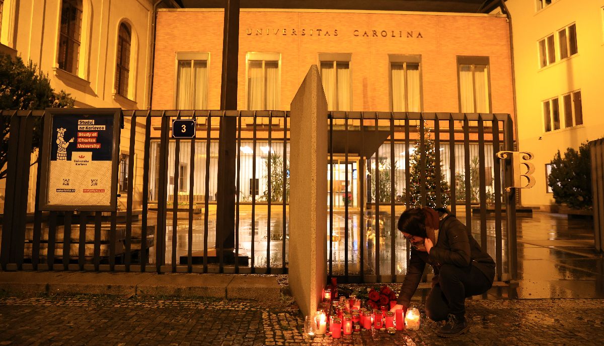 Αρκετοί νεκροί και δεκάδες τραυματίες μετά από πυροβολισμούς στο κεντρικό Πανεπιστήμιο της Πράγας © EPA/MARTIN DIVISEK