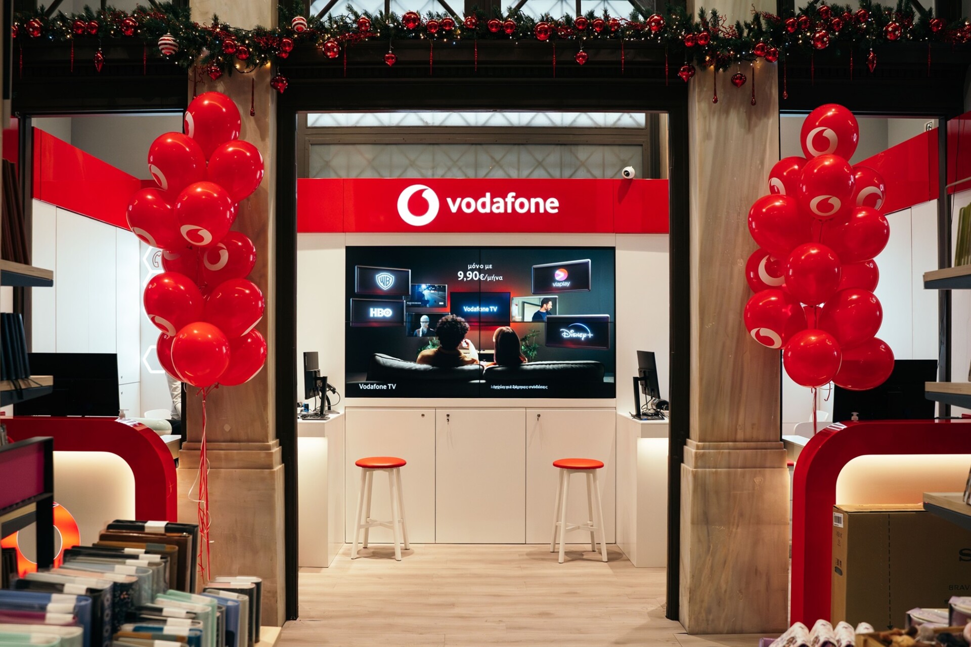 Η Vodafone Ελλάδας και τα Public πραγματοποίησαν σήμερα τα εγκαίνια του Vodafone shop-in-shop στο κατάστημα Public Συντάγματος@ΔΤ