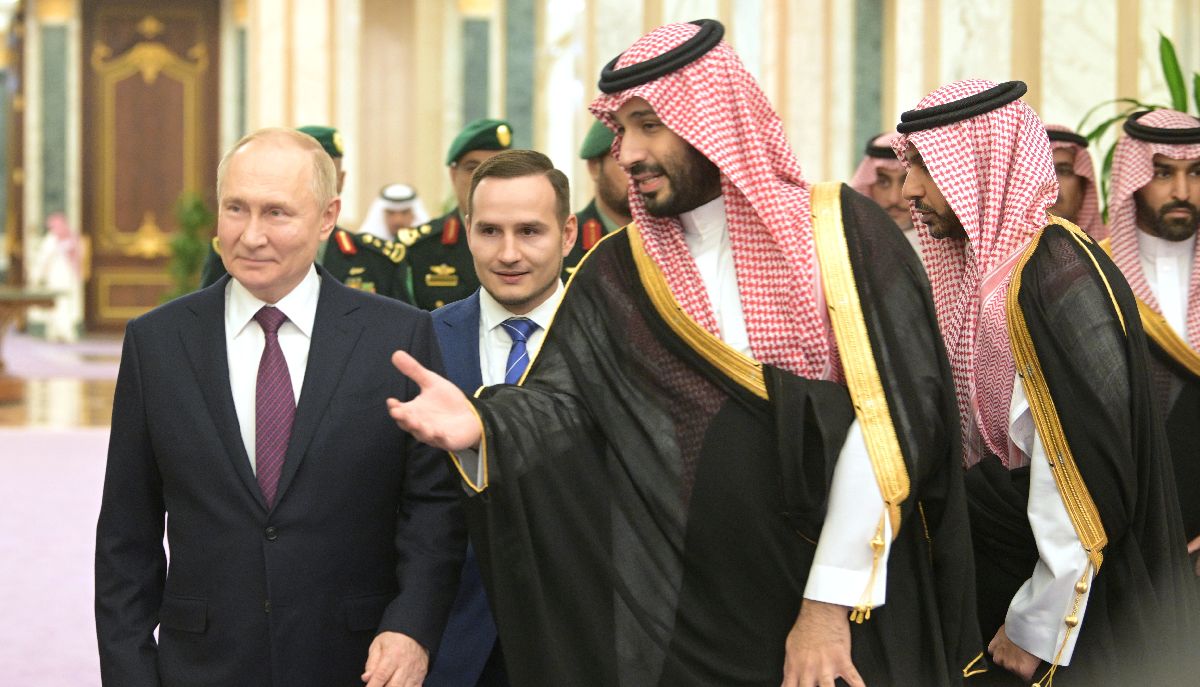 Ο Ρώσος πρόεδρος Πούτιν και ο πρίγκιπας διάδοχος της Σαουδικής Αραβίας Μοχάμεντ μπιν Σαλμάν © EPA/ALEXEI NIKOLSKY / SPUTNIK / KREMLIN POOL MANDATORY CREDIT