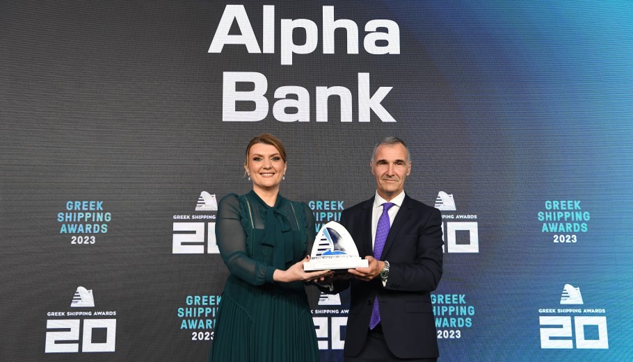 O επικεφαλής της Διεύθυνσης Ναυτιλιακών Εργασιών της Alpha Bank, Κωνσταντίνος Σωτηρίου, με το βραβείο Shipping Financier of the Year 2023 © ΔΤ