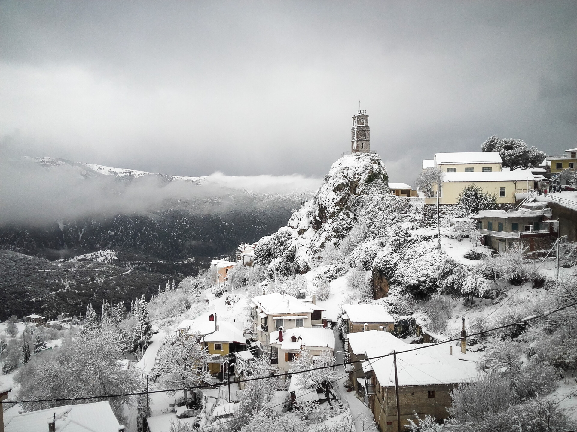 Η χιονισμένη Αράχωβα © EUROKINISSI / ΚΩΣΤΑΣ ΚΑΤΣΙΜΠΑΣ