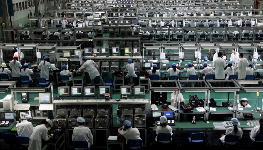 Εργοστάσιο παρασκευής κινητών τηλεφώνων στην Κίνα © EPA/MICHAEL REYNOLDS