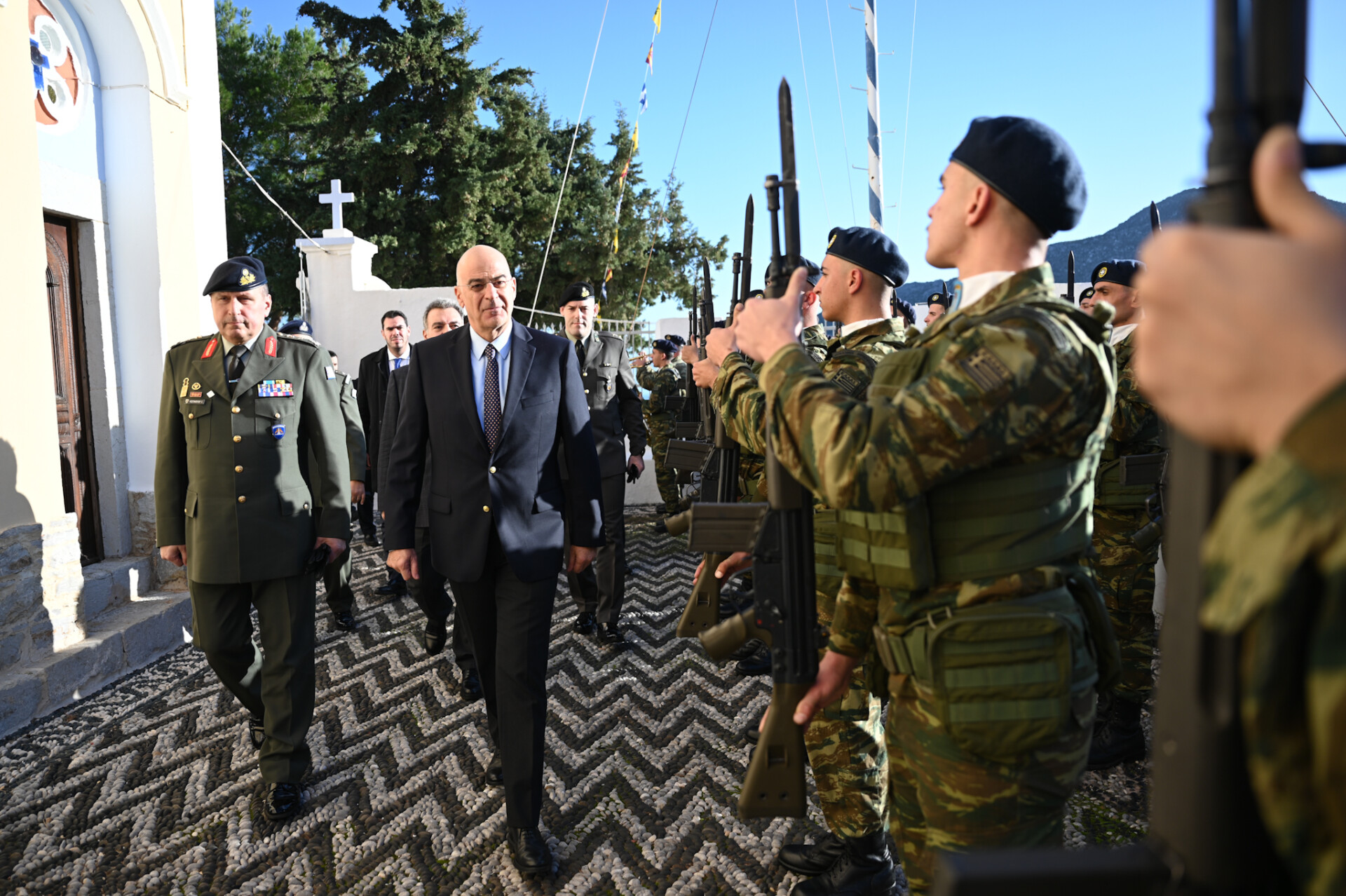 O υπουργός Άμυνας, Νίκος Δένδιας, επισκέφθηκε τη Σύμη για τον εορτασμό των Χριστουγέννων © ΑΠΕ- ΜΠΕ/ ΓΡΑΦΕΙΟ ΤΥΠΟΥ ΥΠΕΘΑ /STR