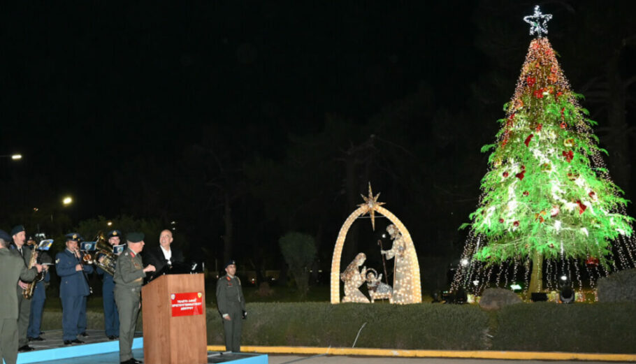 Ο υπουργός Εθνικής Άμυνας Νίκος Δένδιας στη χριστουγεννιάτικη εορτή που διοργάνωσε το Γενικό Επιτελείο Εθνικής Άμυνας στο στρατόπεδο «ΠΑΠΑΓΟΥ» © ΑΠΕ-ΜΠΕ/ΥΠΕΘΑ/STR