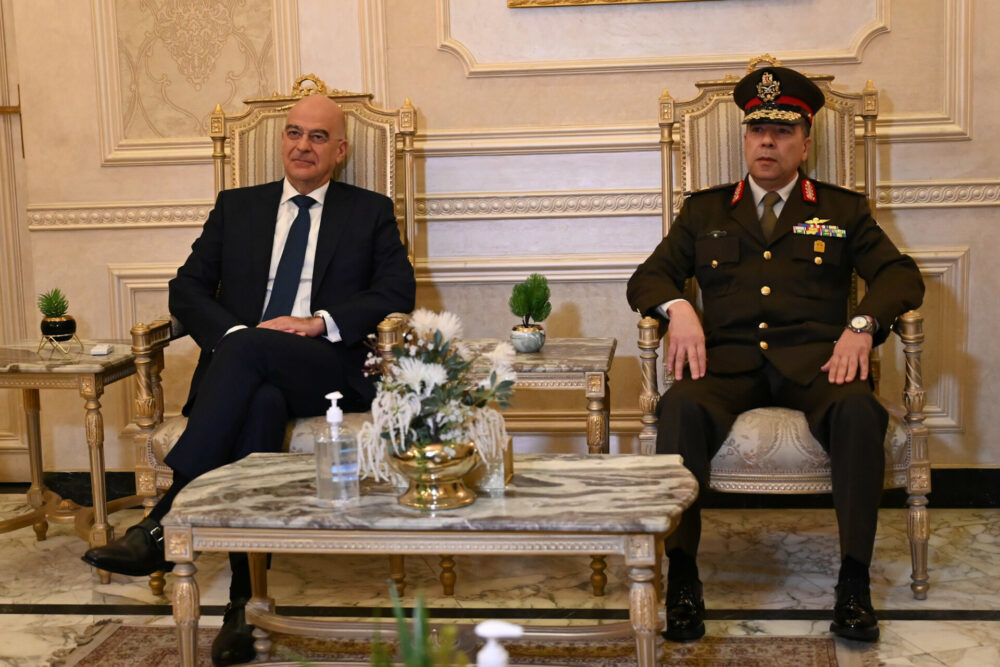 Ο υπουργός Εθνικής Άμυνας Νίκος Δένδιας, και ο Πρόεδρος της Αιγύπτου Abdel Fattah Εl–Sisi © ΑΠΕ- ΜΠΕ/ ΓΡΑΦΕΙΟ ΤΥΠΟΥ ΥΠΕΘΑ /STR