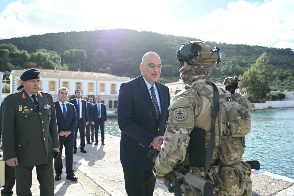 O υπουργός Άμυνας, Νίκος Δένδιας, επισκέφθηκε τη Σύμη για τον εορτασμό των Χριστουγέννων © ΑΠΕ- ΜΠΕ/ ΓΡΑΦΕΙΟ ΤΥΠΟΥ ΥΠΕΘΑ /STR