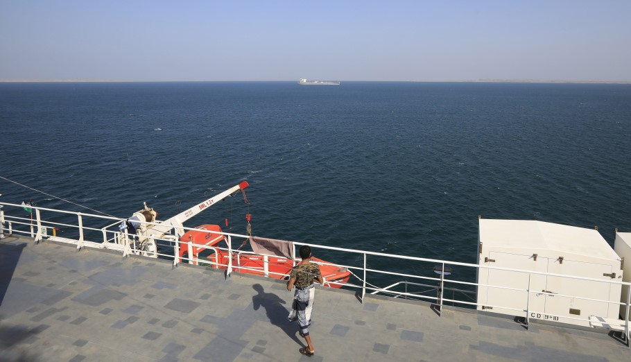 Αντάρτης Χούθι στην Ερυθρά Θάλασσα πάνω στο κατάστρωμα του πλοίου Galaxy Leader © EPA/YAHYA ARHAB