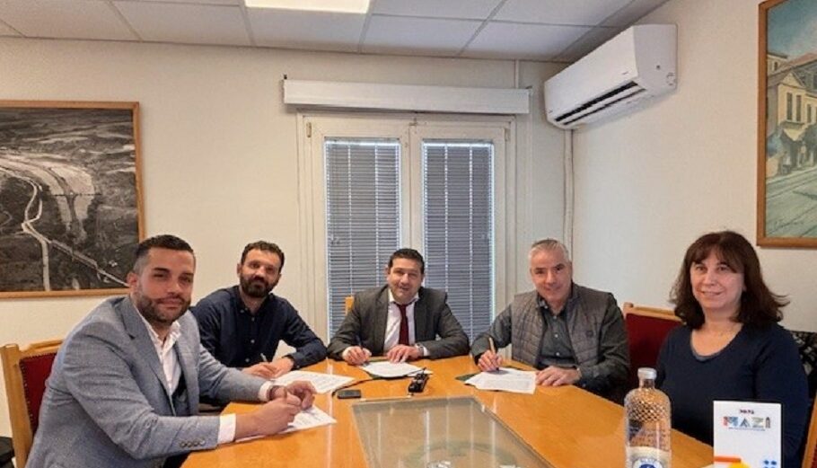 Από αριστερά, ο Θανάσης Βαχαρίδης, διευθύνων σύμβουλος της THITA-FI ATEE και νόμιμος εκπρόσωπος Ένωσης Εταιριών THITA-FI - KAFSIS, ο Θοδωρής Κασκάνης, διευθύνων σύμβουλος της KAFSIS, ο Ά. Αμανατίδης, διευθύνων σύμβουλος ΕΥΑΘ Α.Ε., ο Δημήτρης Φουφέας, εκπρόσωπος του Ομίλου "Olympios Group of Companies", στον οποίο και ανήκει η εταιρεία THITA-FI, με τη γενική διευθύντρια της ΕΥΑΘ Α.Ε., Νόπη Θεοδωρίδου@ΔΤ