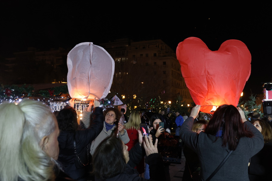 Άνθρωποι όλων των ηλικιών αφήνουν φαναράκια στον ουρανό στη Θεσσαλονίκη©ΑΠΕ-ΜΠΕ/ΝΙΚΟΣ ΑΡΑΜΠΑΤΖΗΣ